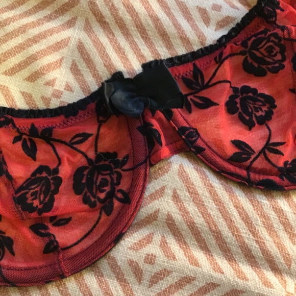 GORGEOUS Delicate red and black mesh flocked bra and garter set, 34B, small - Picture 9 of 10